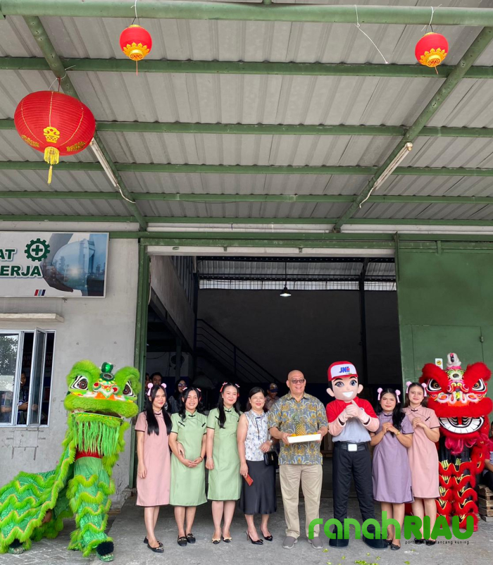 Rayakan Imlek 2025 dengan Semangat Melesat Sat Set, JNE Pekanbaru siap Antar Kebahagiaan