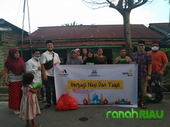 Pemuda Muhammadiyah Riau Berbagi 200 Makanan dan Takjil