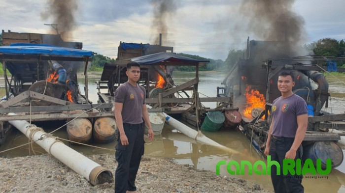 Gunakan Perahu Karet, Kapolres Bakar 5 Unit Rakit PETI di Kuantan Mudik