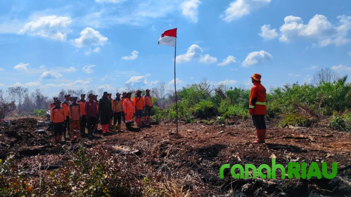 Momen Haru Upacara Peringatan Hari Kemerdekaan Indonesia ditengah Pemadaman Karhutla Rohil 