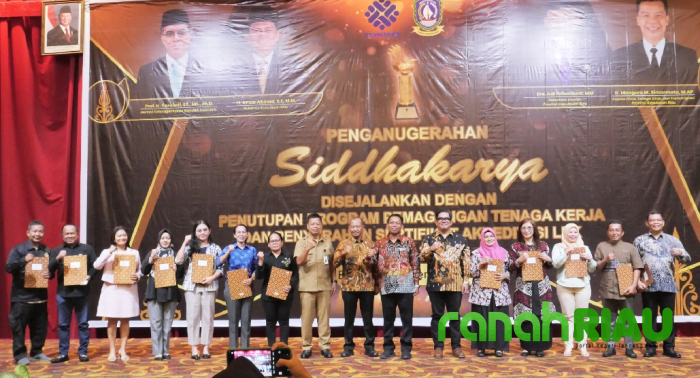 Pemprov Kepri berikan Anugerah Siddhakarya ke 6 Perusahaan Kecil Menengah Unggul