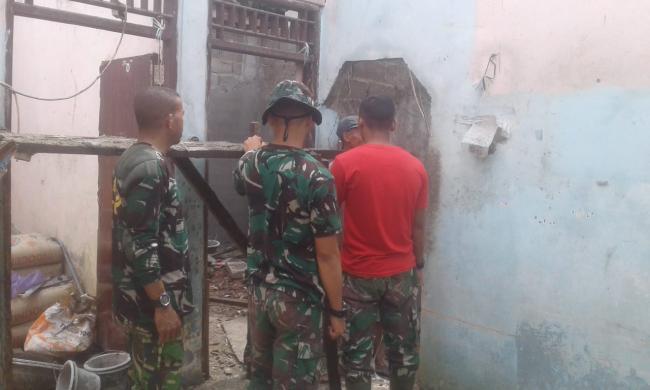Satgas TMMD Lanjutkan Peninggian Rumah Milik Kadir