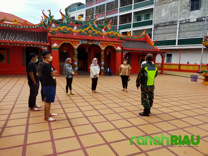 Babinsa Beri Himbauan dan Aturan Penerapan Disiplin Kesehatan ke Masyarakat