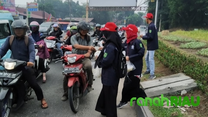 Bersama Mahasiswa UMRI dan UIR, PT. Arara Abadi Bagikan Masker