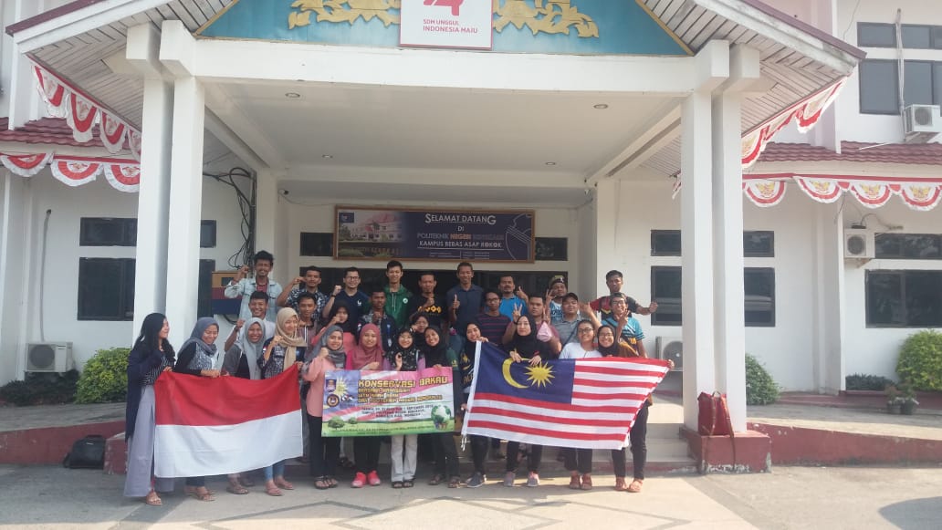 Mahasiswa UiTM Bersama Politeknik Negeri Bengkalis Fokus Konservasi Mangrove