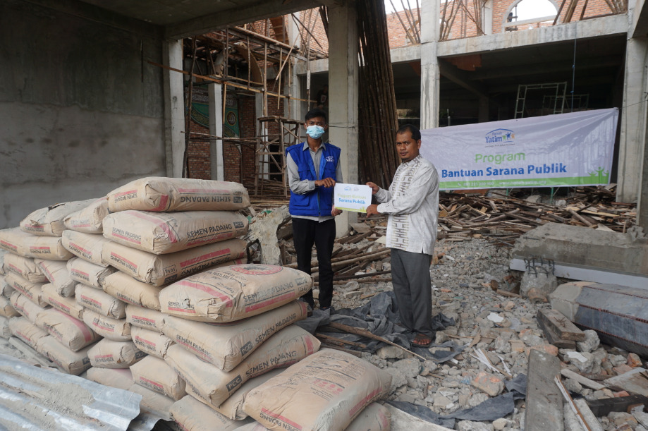 Rumah Yatim Berikan Bantuan Sarana Publik Kepada Mesjid Al Ikhlas