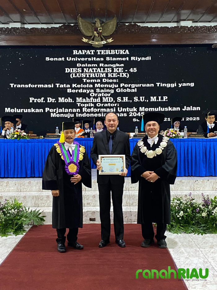 Kajari Bengkalis Terima Anugerah penghargaan Alumni Unisri di Surakarta