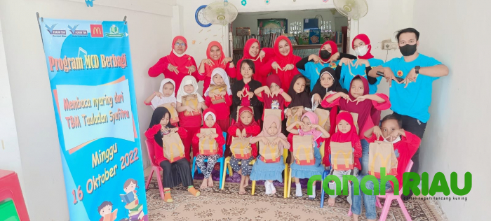 McDonald berbagi bersama Tauladan Safitri dan TPA Masjid Abidin Pekanbaru