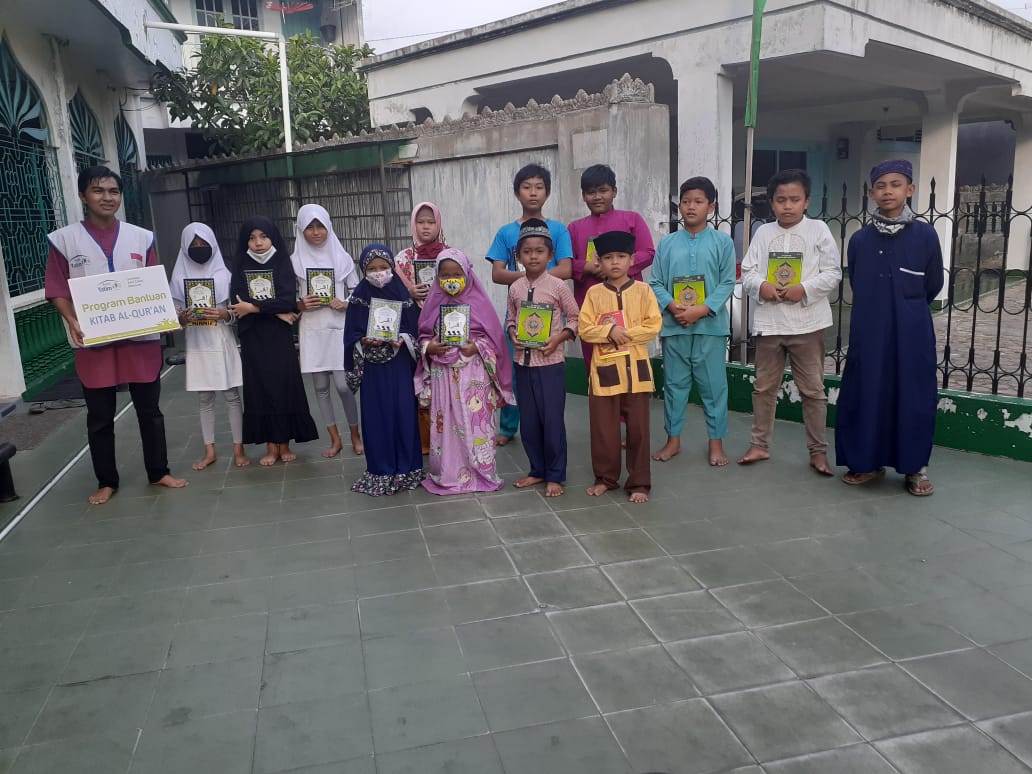 Dukung Generasi Cinta Alquran, Rumah Yatim Salurkan Kitab Suci Di MDTA Al Ikhlas