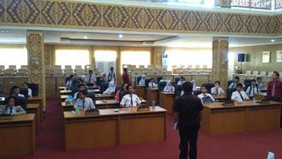 Ruangan Sidang DPRD Pelalawan dikuasai Puluhan Pelajar SMP