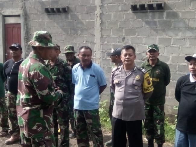 TNI/POLRI bersama Warga Mojosongo Bersinergi Dalam Kerja Bakti di TMMD Sengkuyung I TA. Kodim 0735/S