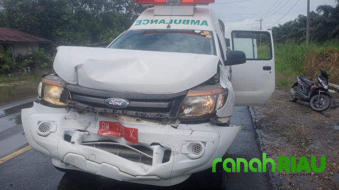 Breaking news.! Satu Unit Ambulance Membawa Ibu Melahirkan Alami Lakalantas di Kuansing