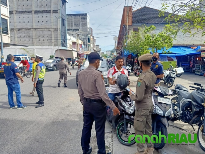 Tim Gabungan Ops KRYT Gelar Razia dan Berikan Sosialisasi Prokes ke Masyarakat