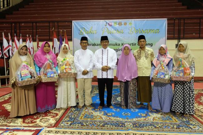 Bersempena Buka Bersama, Kwarcab Pramuka Inhil Salurkan Sejumlah Santunan