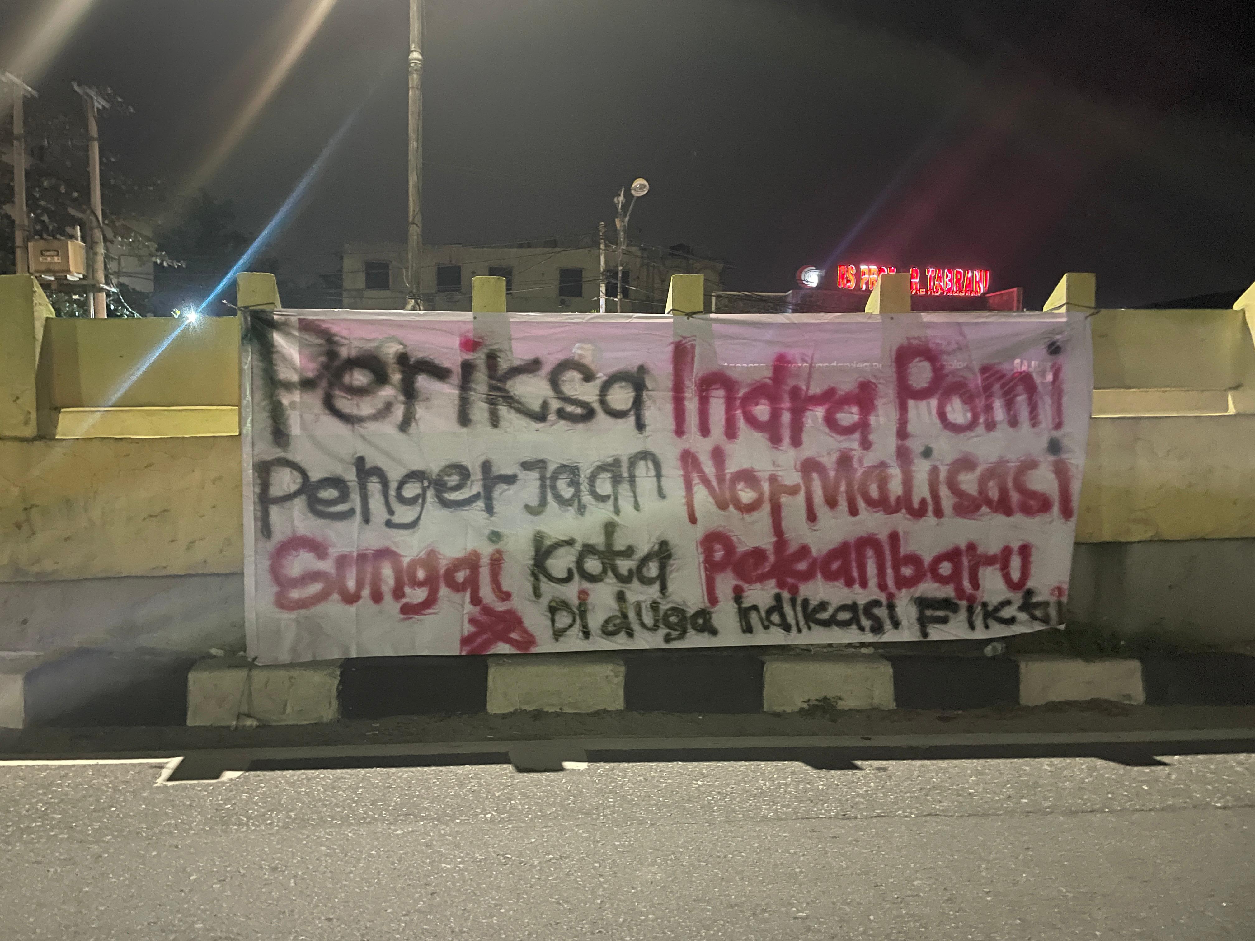Spanduk desak Periksa Indra Pomi terpajang depan Kejari Kota Pekanbaru 