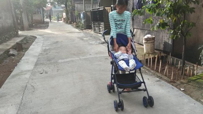 Ada Jalan Baru, Lilis Kini Bisa Mendorong Kereta Baik Sang Adik Dekat Rumah