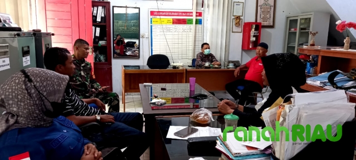 Babinsa Cinta Raja  perkuat hubungan silaturahmi dengan Komsos di wilayah binaannya