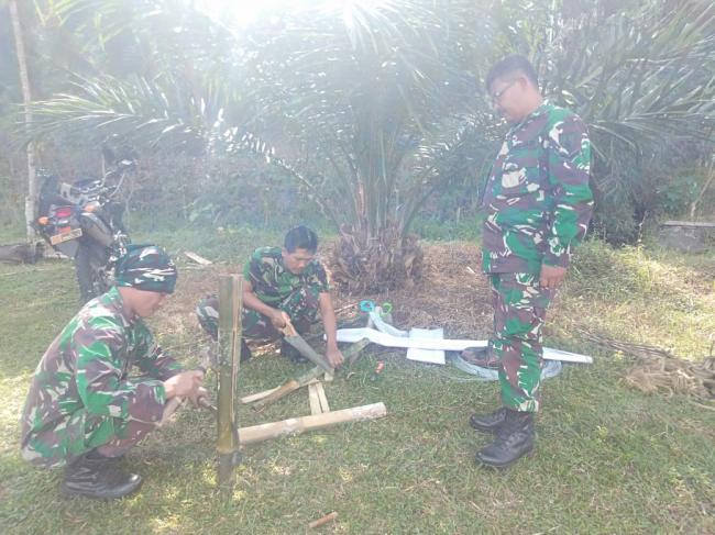  Kreatif, Babinsa Buatka Tatakan Umbul-umbul  