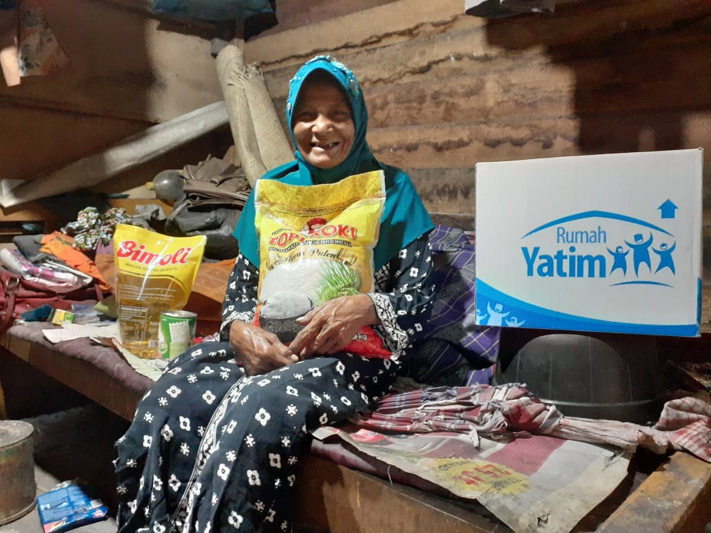 Demi Mencukupi Kebutuhan, Lansia Ini Berjalan Kaki 10 KM Untuk Cari Buah Pinang