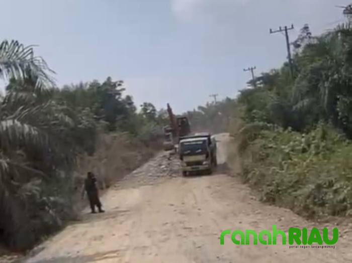 Pembangunan Mulai Dikerjakan, Camat Singingi Puji Langkah PT SUN Bangun Jalan Sungai Bawang