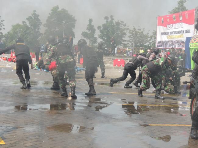 Tuang Menuang Minuman Bukti Keharmonisan TNI dan Warga