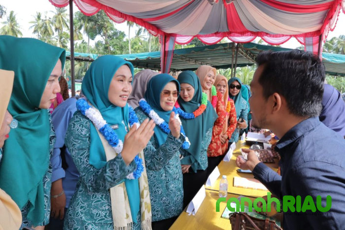 Kunjungan Henny Saswita Wahid ke Pojok Baca dan PAUD Lingkungan Posyandu Cempaka Bangko