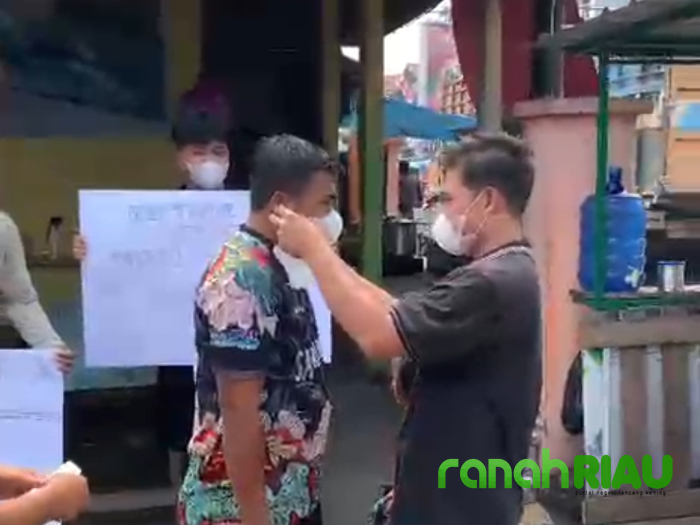 Peduli Dampak Asap Karhutla, Komunitas Ughang Mudiak Panjago Naghoghi Bagi-bagi Masker Gratis