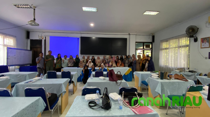 Dosen UIR Latih Guru Bahasa Inggris SMA Pekanbaru Tingkatkan Pembelajaran Speaking