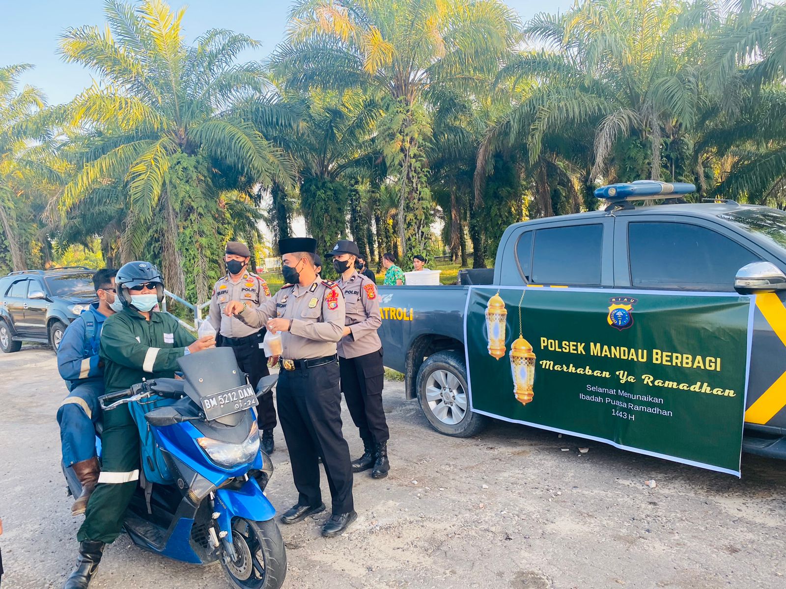 Polsek Mandau Berbagi Takjil Ramadhan Kepada Warga Yang Melintas