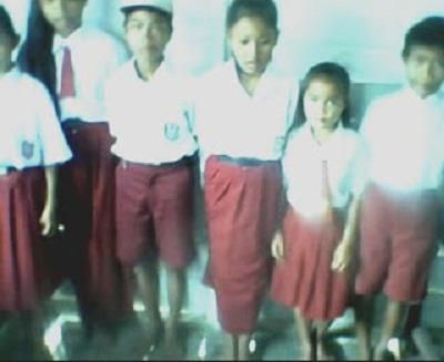 Mirisss.. Di SD Ini Sebagian Besar Murid Tidak Punya Sepatu..