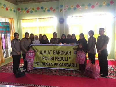"Jumat Barokah" Polresta Pekanbaru Berikan Perlengkapan sekolah ke Panti Asuhan