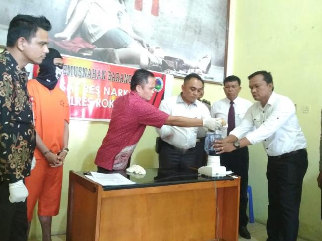 Polres Rohil Musnahkan 451.77 Gram Sabu Dengan Blender