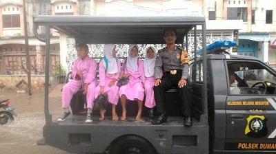 Sempat Banjir, Anak SD Mau Ujian Diantar Mobil Patroli