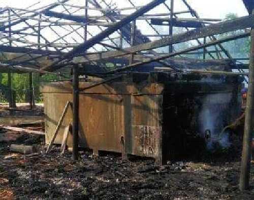 Satu unit Kilang Sagu di Sungai Tohor ludes dilahap si Jago Merah