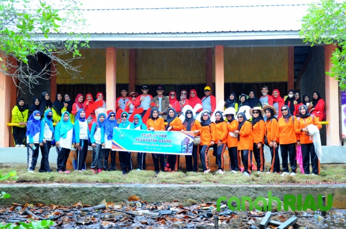TP PKK Bersama Camat dan Gerakan Pramuka Kecamatan Gaung Gelar Tour ke Pantai Solop