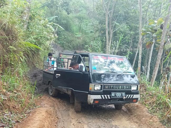 Pastikan Tidak Ada Kekurangan,  Anggota Kodim Pantau Distribusi Material Rabat Jalan