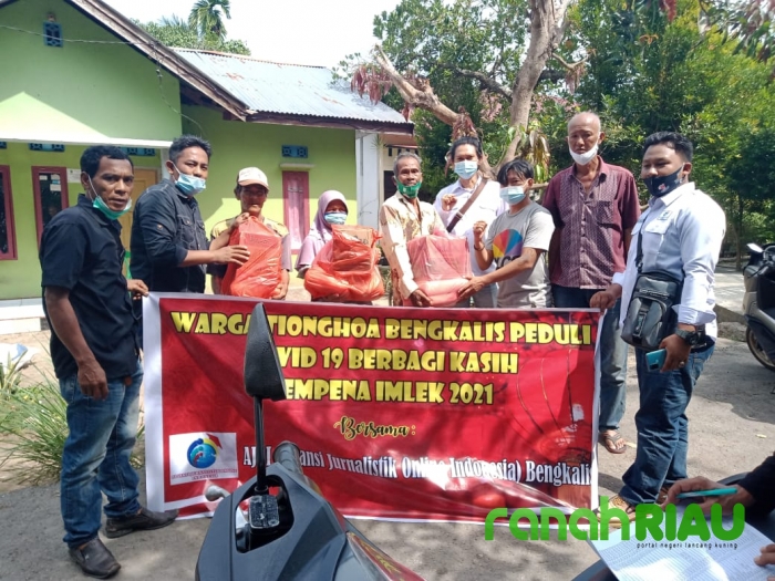 Warga Tionghoa Dan Wartawan Bengkalis Berbagi Sembako Kepada Warga Kurang Mampu