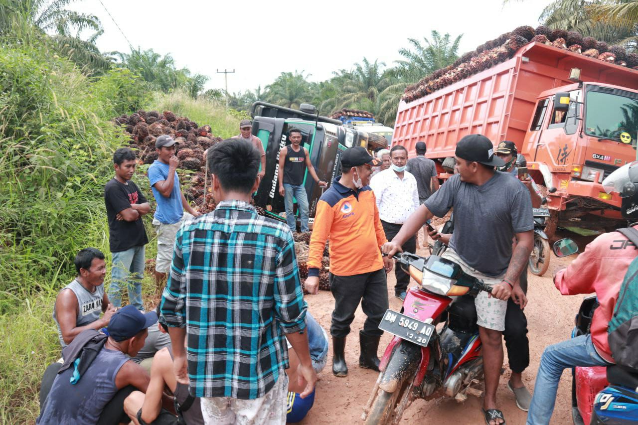 Tronton dan Fuso gasak Jalan Gajah Mada, Wabup Bengkalis ajak Pengusaha Peduli