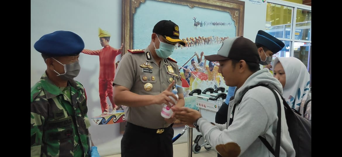 Kapolresta Pekanbaru pimpin acara bersih-bersih di Bandara SSQ II