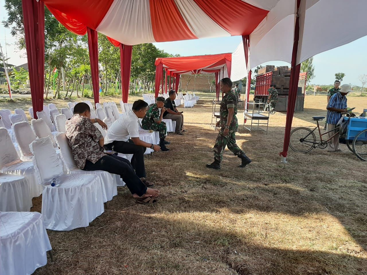 Dansatgas TMMD Periksa Langsung Persiapan Upacara Di Lapangan Jatimulya