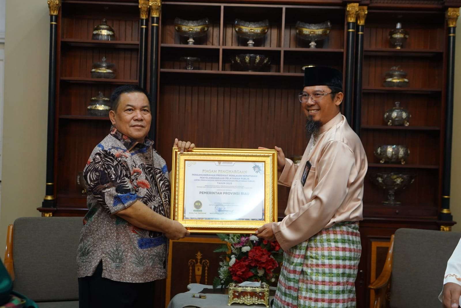 Sempat tertunda Tiga bulan, Ombudsman serahkan sertifikat Penghargaan kepatuhan ke Pemprov Riau 