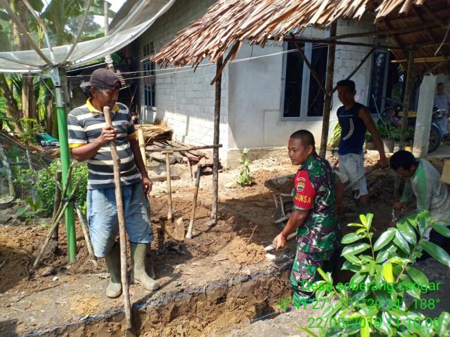 Anggota Koramil 08 KM Bersama Warga Gotong Royong Membangun Drainase