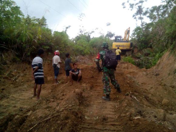 Ibu PKK Bakubakulu Berlomba Hidangkan Masakan Kepada Satgas dan Warga