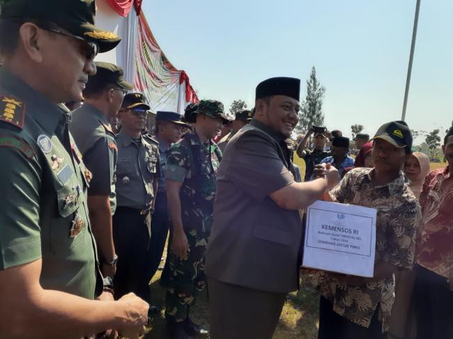 Walikota Serahkan Sembako Ke Warga Sasaran TMMD