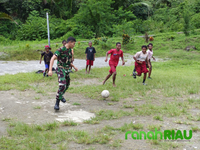 Tingkatkan Semangat Belajar Siswa, Satgas Yonif 131/BRS jadi Guru Bantu di Perbatasan Papua