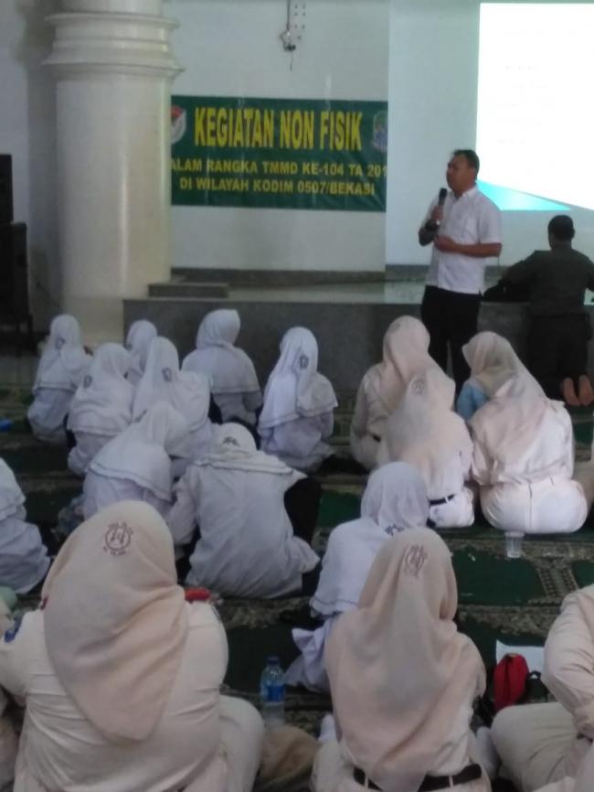  SMA AL FAJAR Ikuti Penyuluhan Pengolahan Sampah Dari TMMD ke 104 Kodim Bekasi