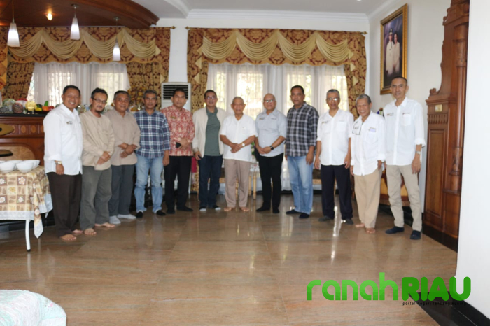 Rangkaian HPN 2024, PWI Riau Anjangsana ke Kediaman Mantan Gubri Saleh Djasit