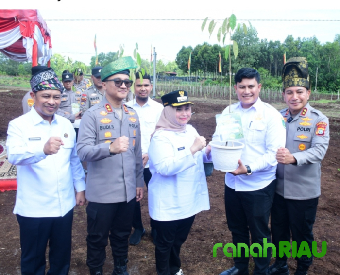 Kapolda Riau Bersama Bupati Bengkalis Tanam Pohon Geronggang