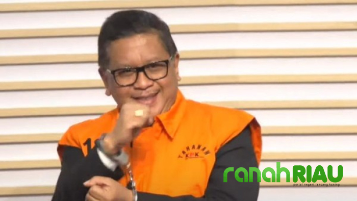 Resmi kenakan Rompi Oranye, Hasto Kristiyanto tersenyum dengan tangan Diborgol