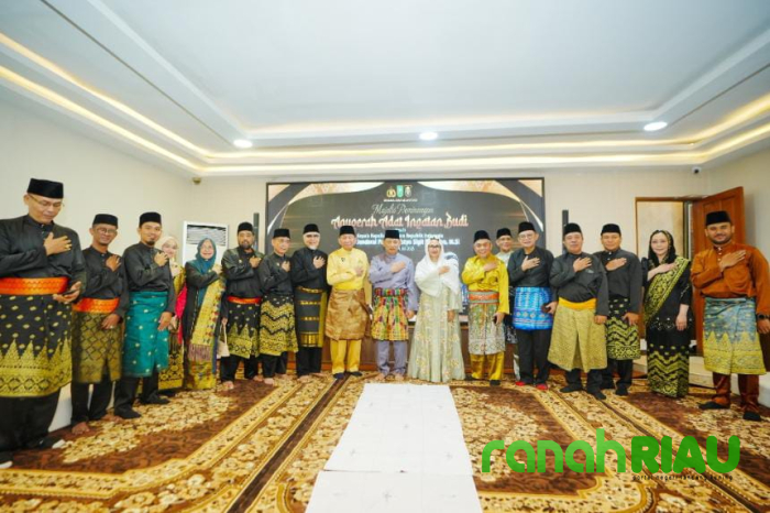 Kapolri Terima Pinangan Anugerah Adat Ingatan Budi dari LAMR